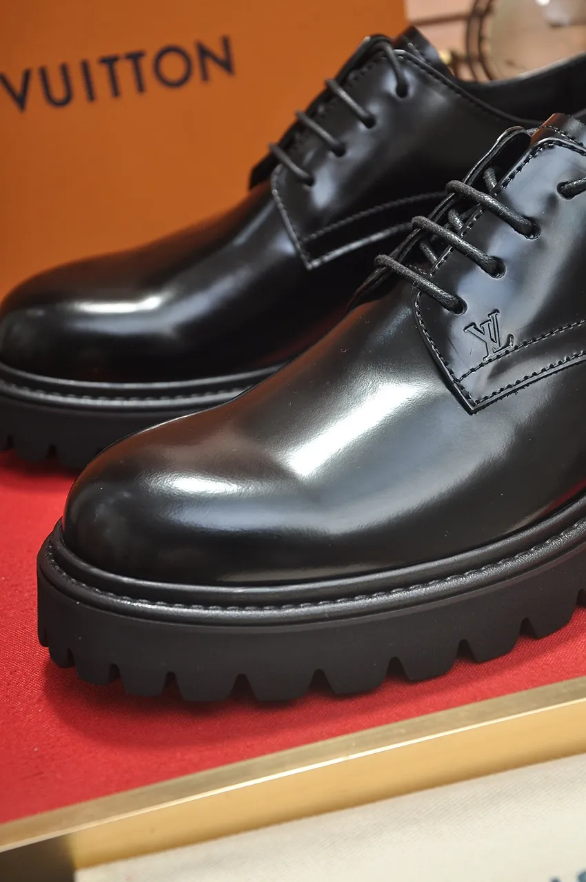 Men's men's shoes 💰640💶 [LV] (original single cowhide lining) 🍀LV's latest genuine leather business suit shoes are launched simultaneously on the official website. The first-layer cowhide imported from Italy is made of heavy gold, 💥official website 1:1 rubber outsole. Versatile to wear, high-end without losing class, and the color combination is extraordinary. This four-season style is alluring when worn on your feet, showing off your big-name flair. Standard code 38-45 (45 customized)